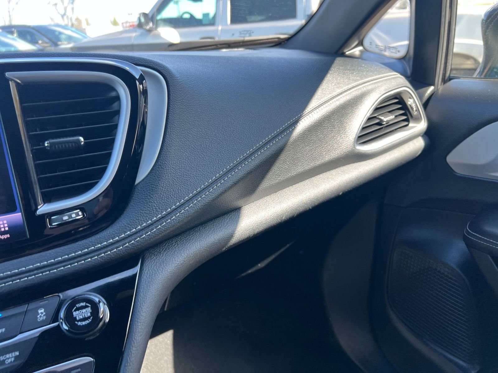 Used 2025 Chrysler Pacifica Limited image 37