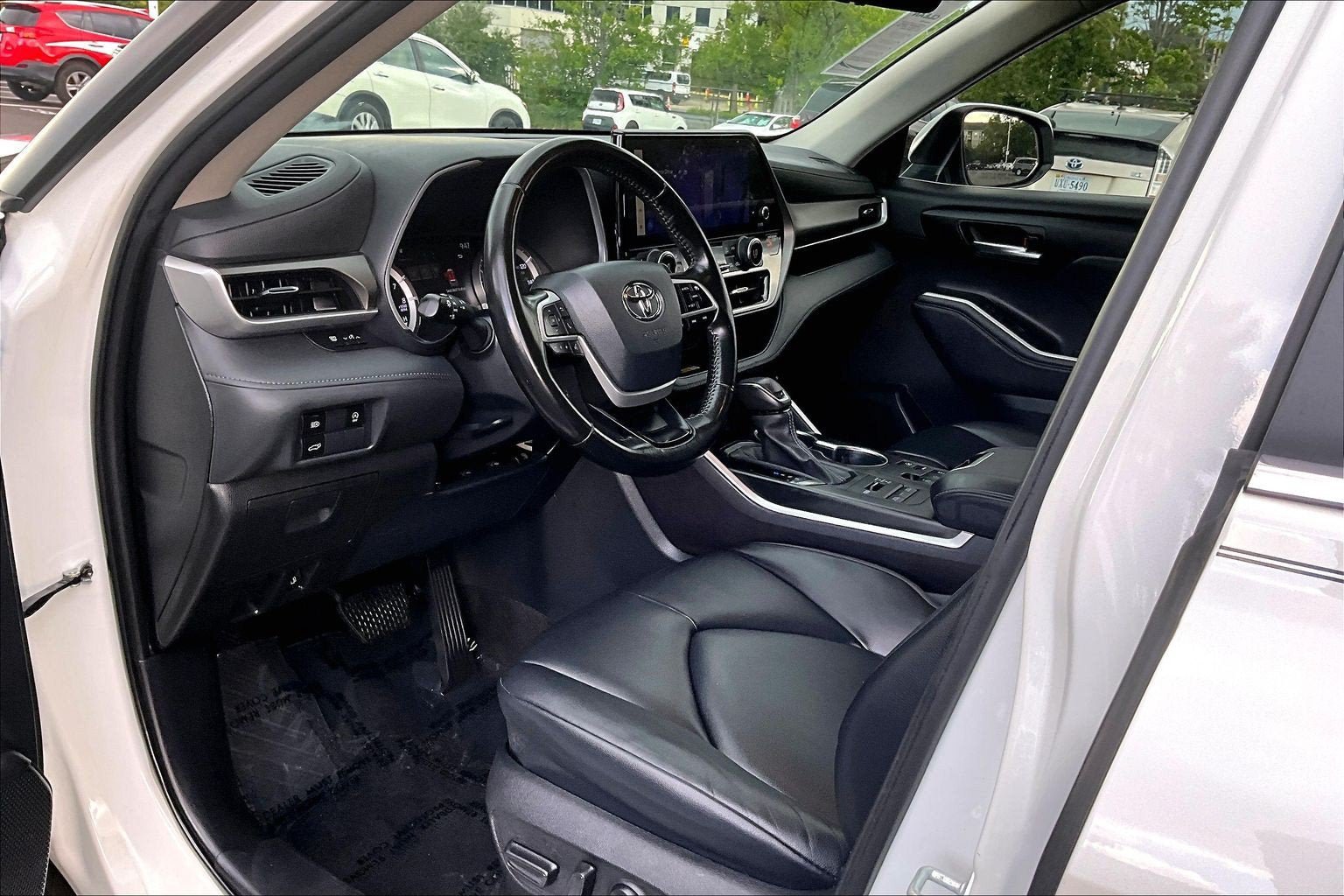 Used 2023 Toyota Highlander XLE AWD/4WD image 13