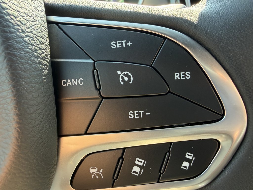 Used 2026 Chrysler Pacifica Limited FWD image 19