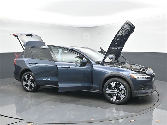 Used 2024 Volvo V60 B5 Cross Country Plus image 52