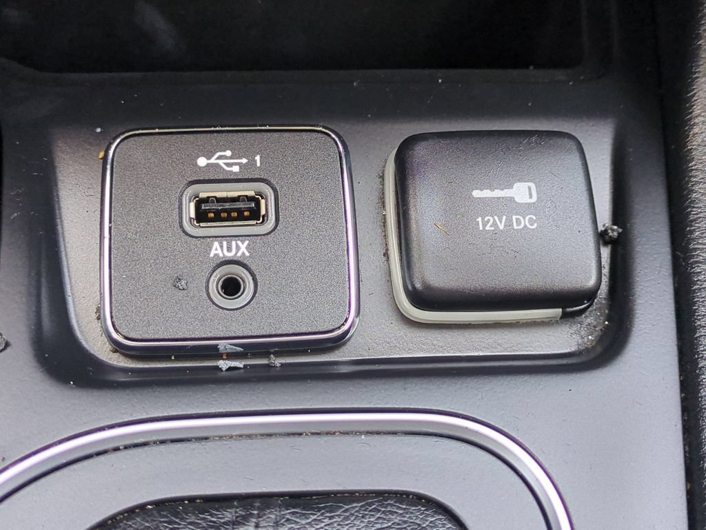 Used 2022 Jeep Cherokee Latitude AWD/4WD image 23