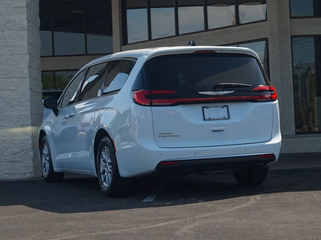 Used 2023 Chrysler Pacifica Touring-L FWD image 4