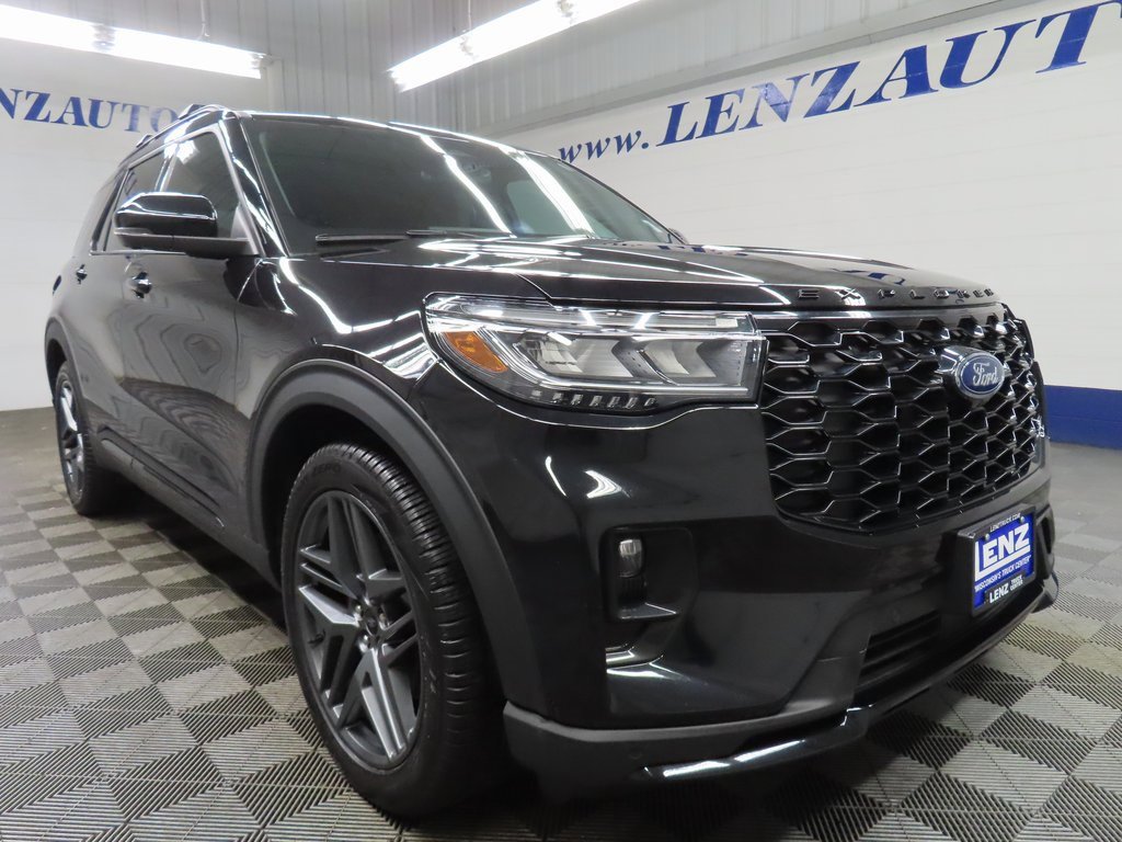 Used 2025 Ford Explorer ST image 3