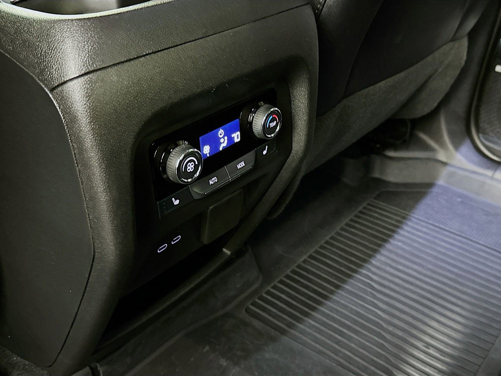 Used 2025 Chevrolet Traverse RS image 28