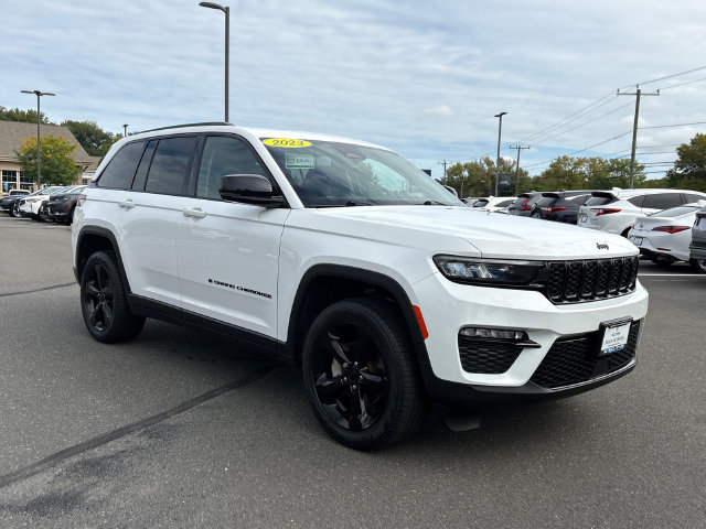 Used 2023 Jeep Grand Cherokee Limited w/ Black Appearance Package AWD/4WD image 5