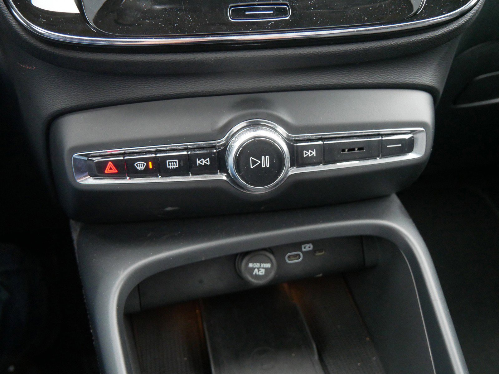 Used 2025 Volvo XC40 B5 Core image 18