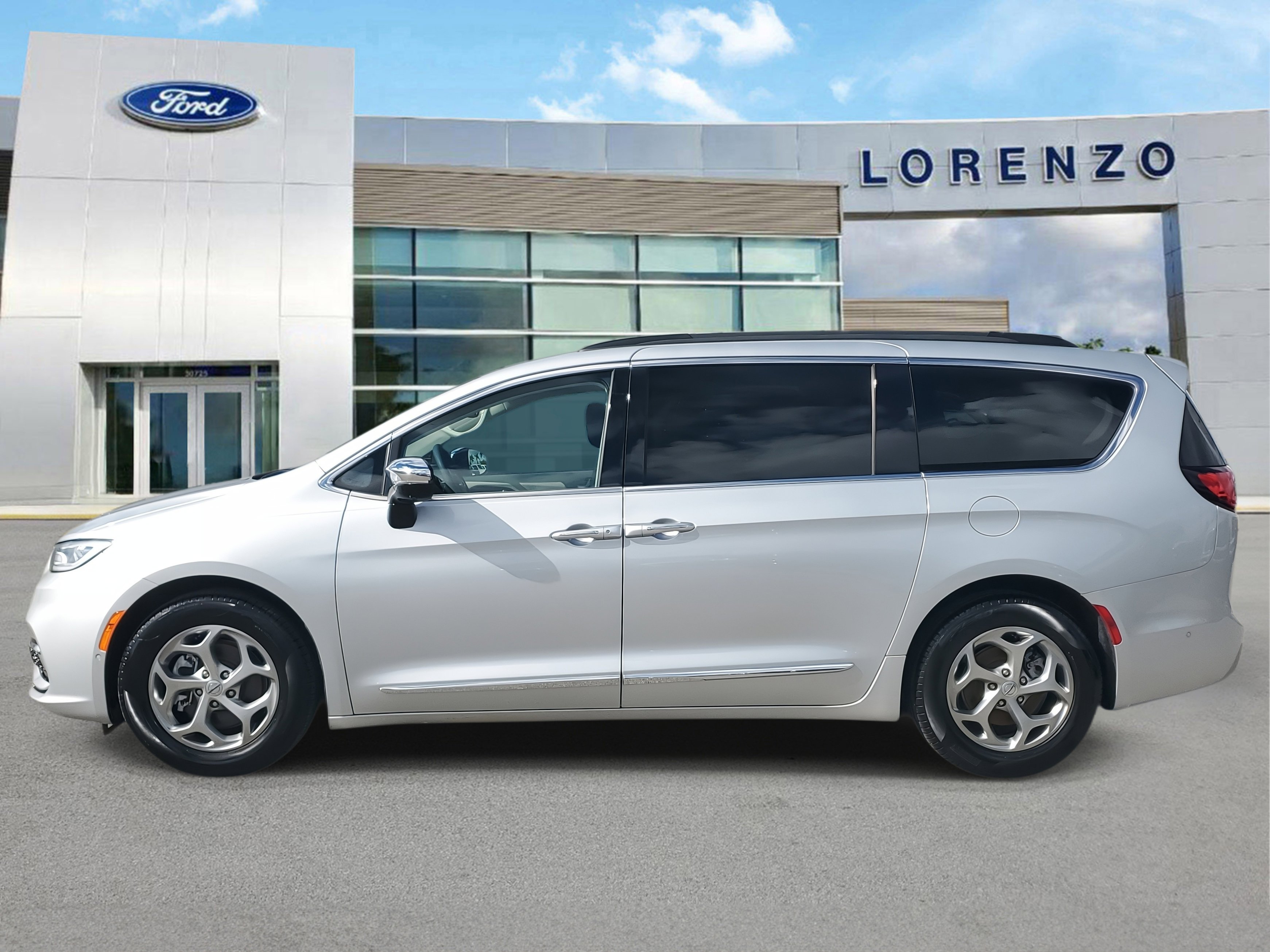 Used 2023 Chrysler Pacifica Limited w/ Uconnect Theater Family Group image 8