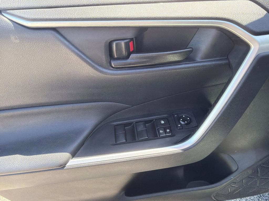 Used 2021 Toyota RAV4 LE w/ Carpet Mat Package (TMS) AWD/4WD image 25