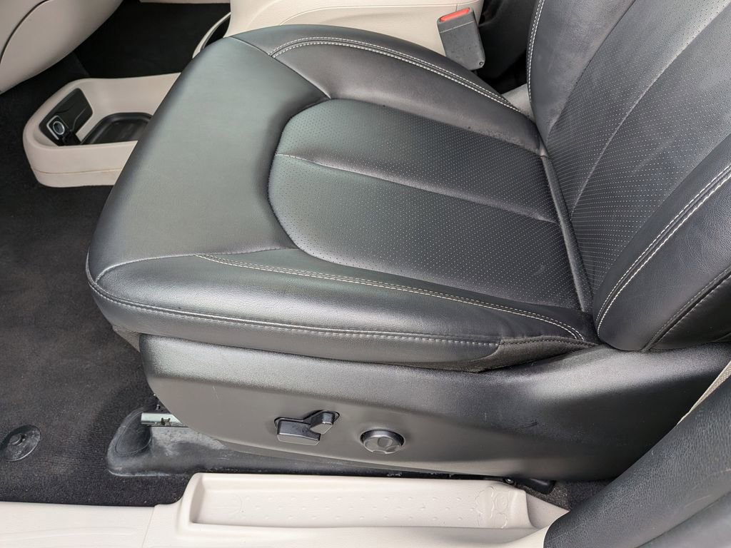 Used 2024 Chrysler Pacifica Touring-L image 22