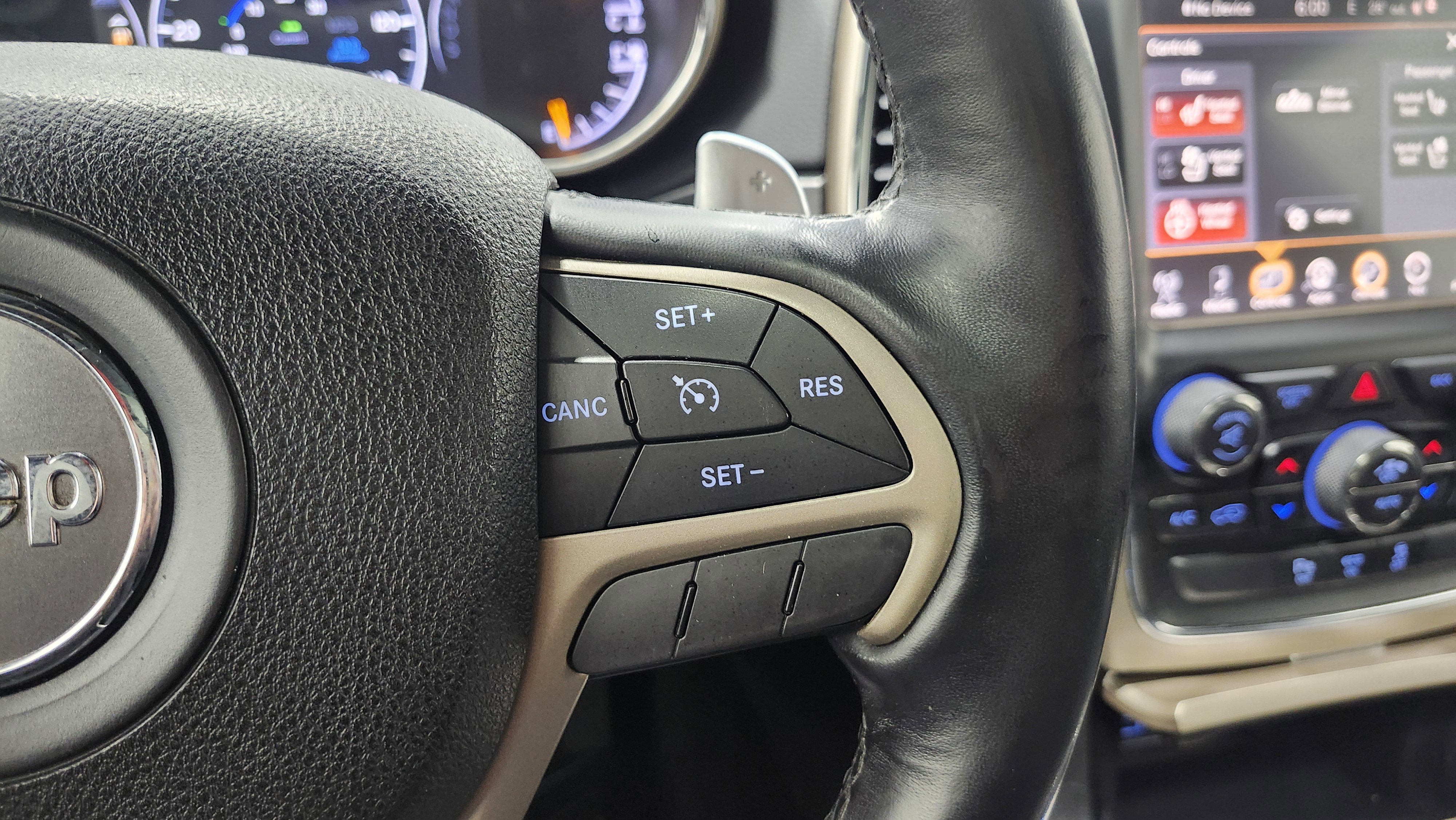 Used 2015 Jeep Grand Cherokee Limited w/ Luxury Group II image 38