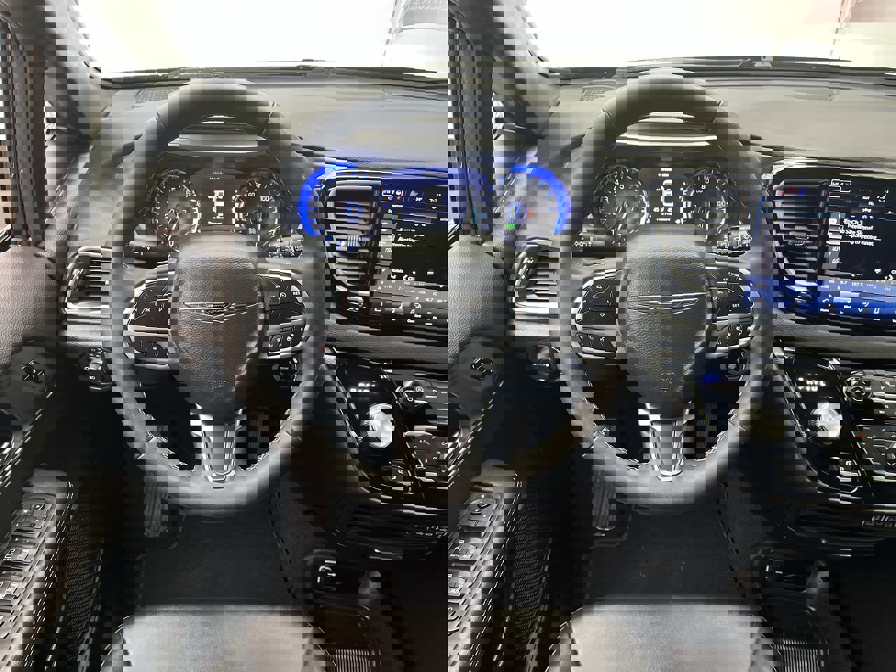 Used 2025 Chrysler Pacifica Select image 13