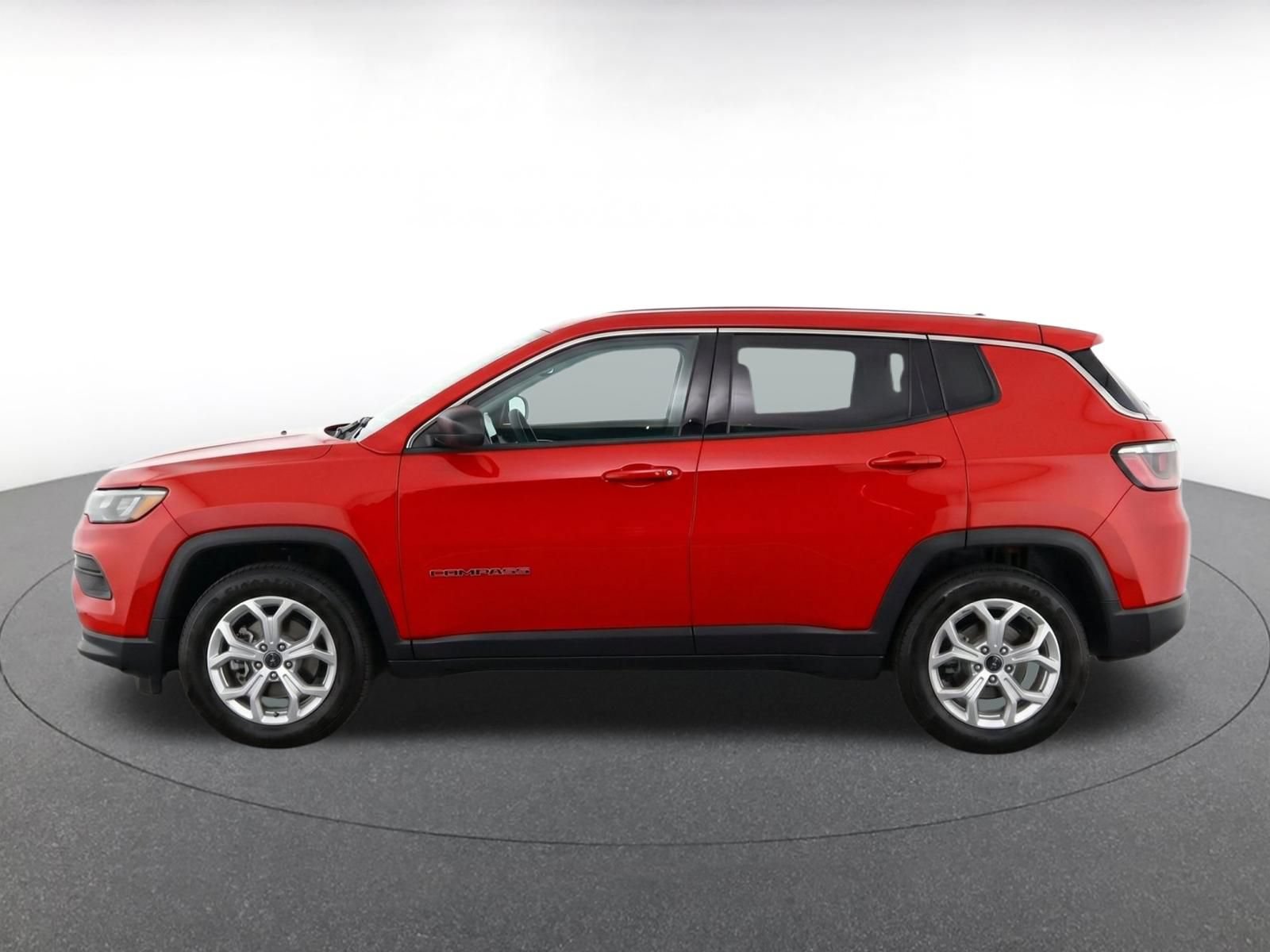 Used 2025 Jeep Compass Latitude AWD/4WD image 4