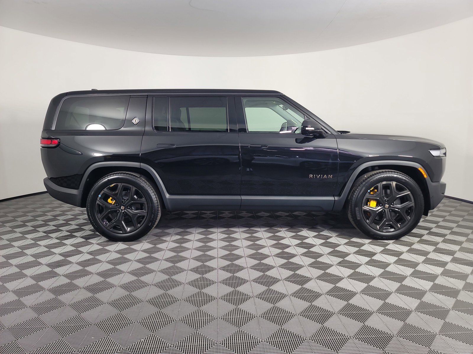 Used 2025 Rivian R1S Premium image 6