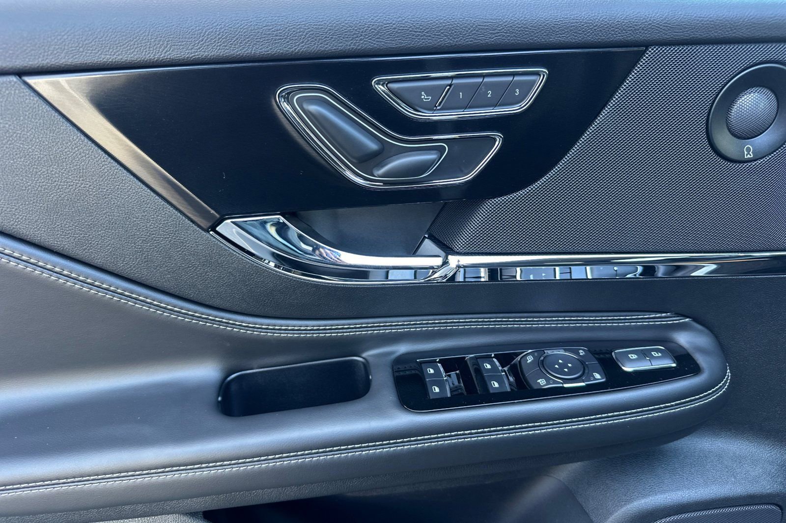 New 2025 Lincoln Corsair Reserve w/ Equipment Group 202A image 10