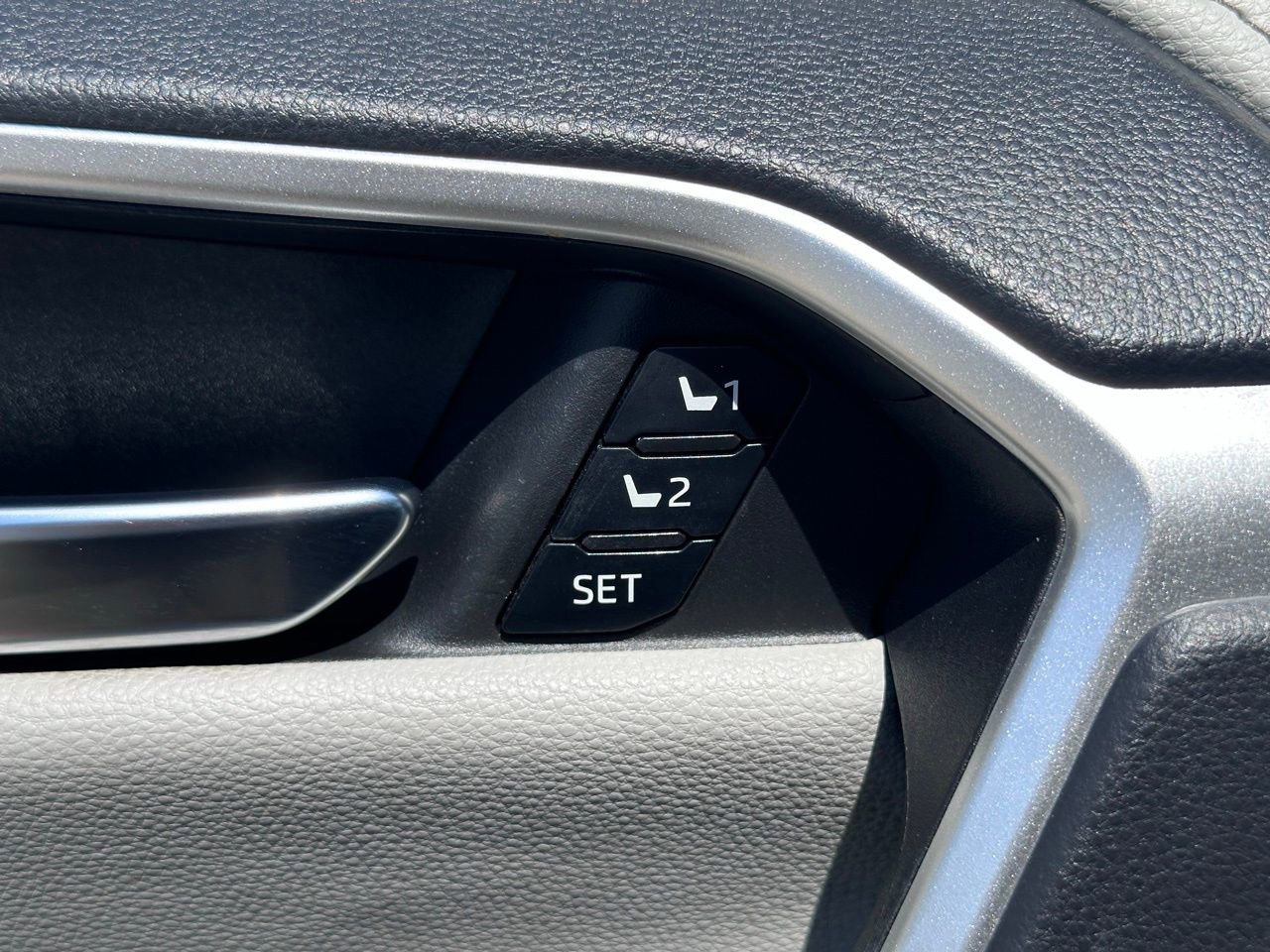 Used 2022 Toyota RAV4 Limited image 22