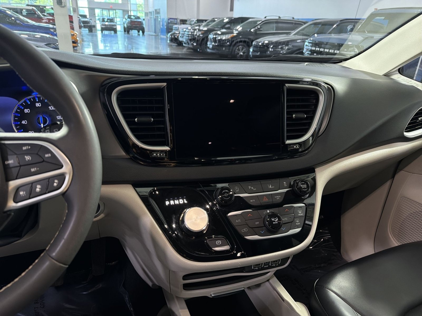 Used 2023 Chrysler Pacifica Touring-L FWD image 19