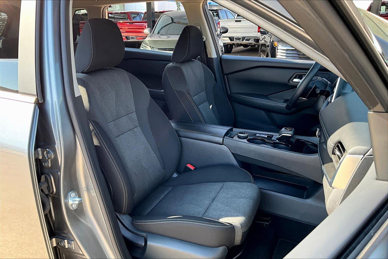 Used 2025 Nissan Rogue SV AWD/4WD image 8