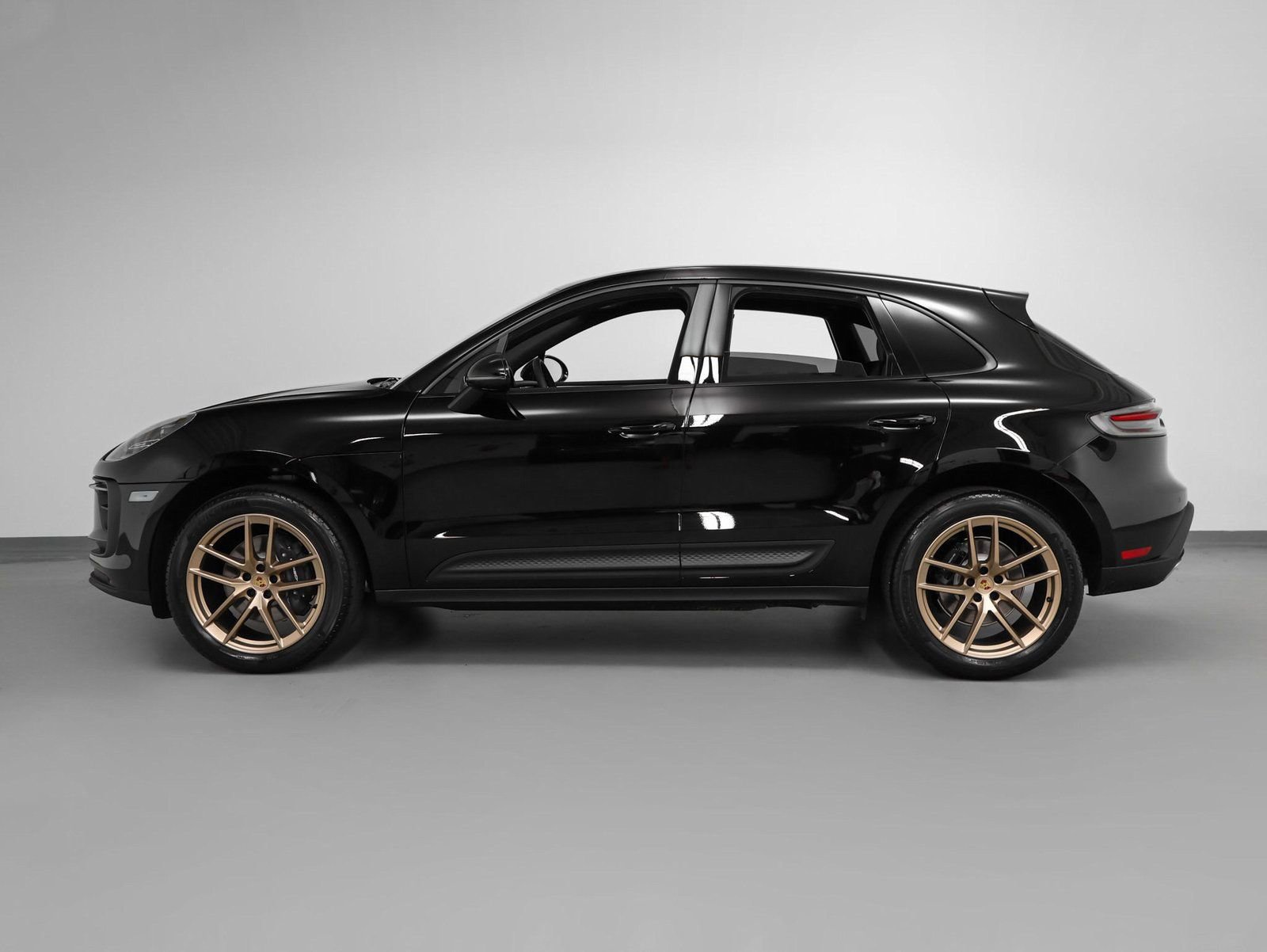 Certified 2025 Porsche Macan image 2