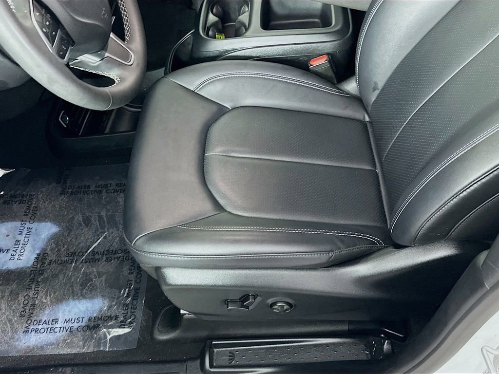 Certified 2025 Chrysler Pacifica Select image 29