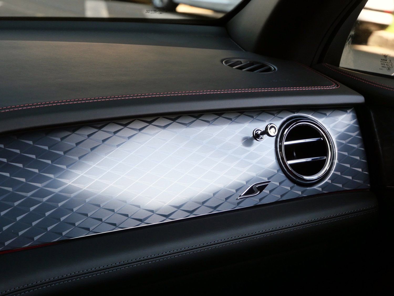 Used 2022 Bentley Bentayga image 22