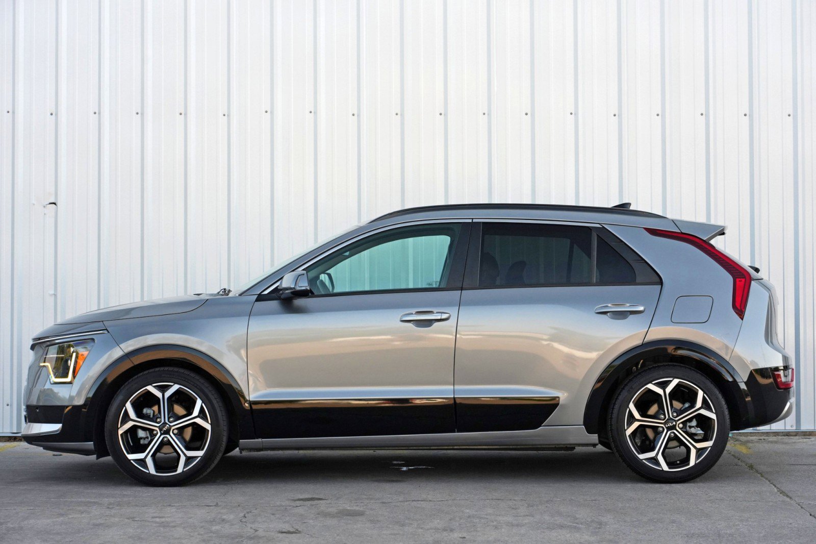 Used 2023 Kia Niro SX Touring image 8