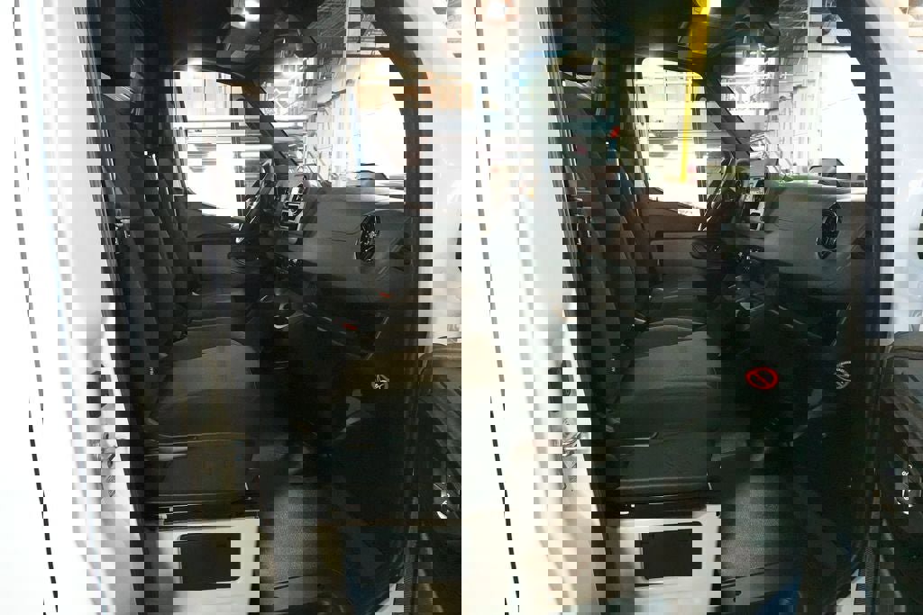 Used 2025 Mercedes-Benz Sprinter 2500 image 26