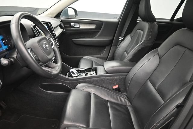Used 2023 Volvo XC40 B4 Ultimate FWD image 9
