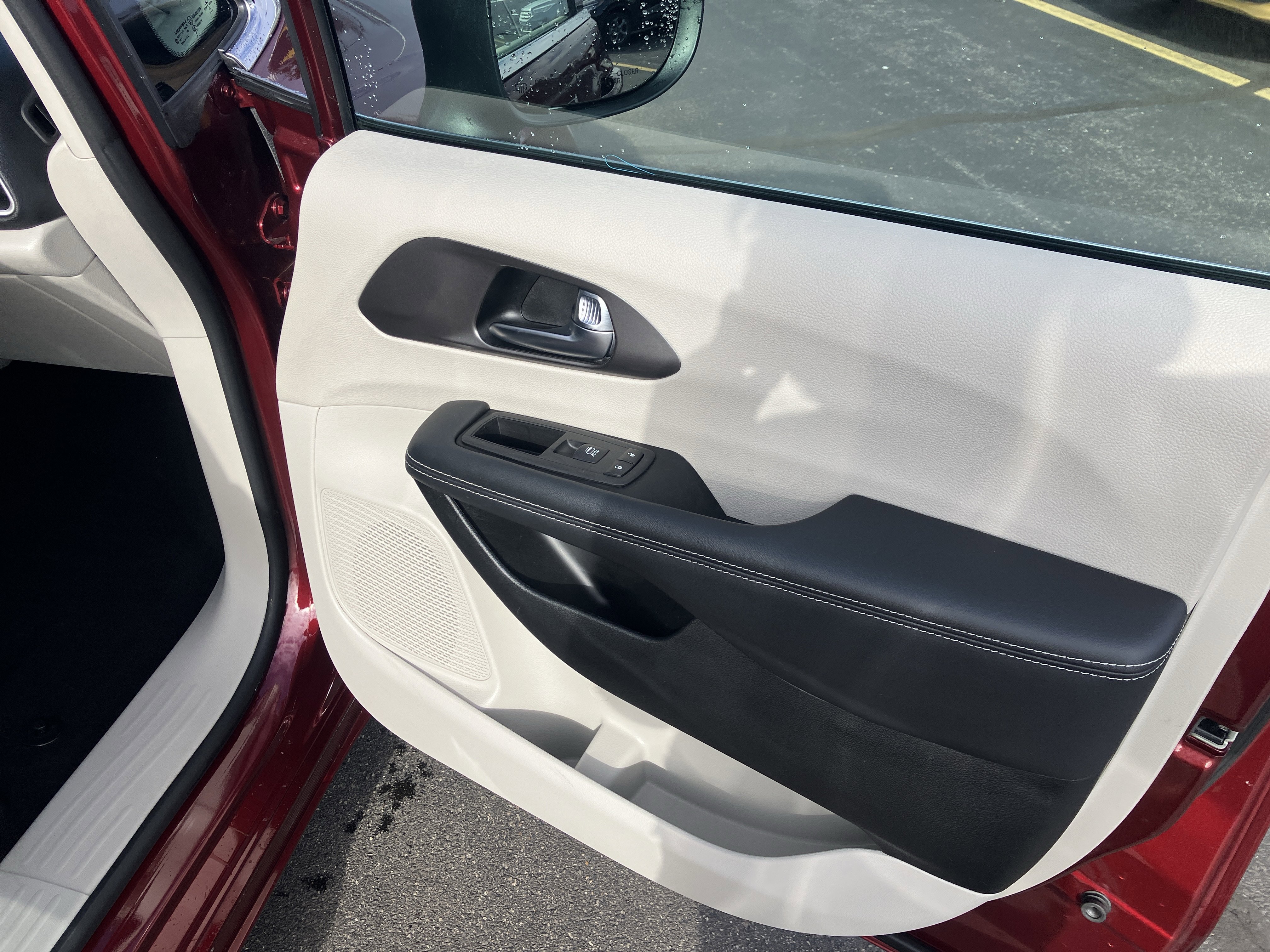 Used 2023 Chrysler Pacifica Touring-L image 10