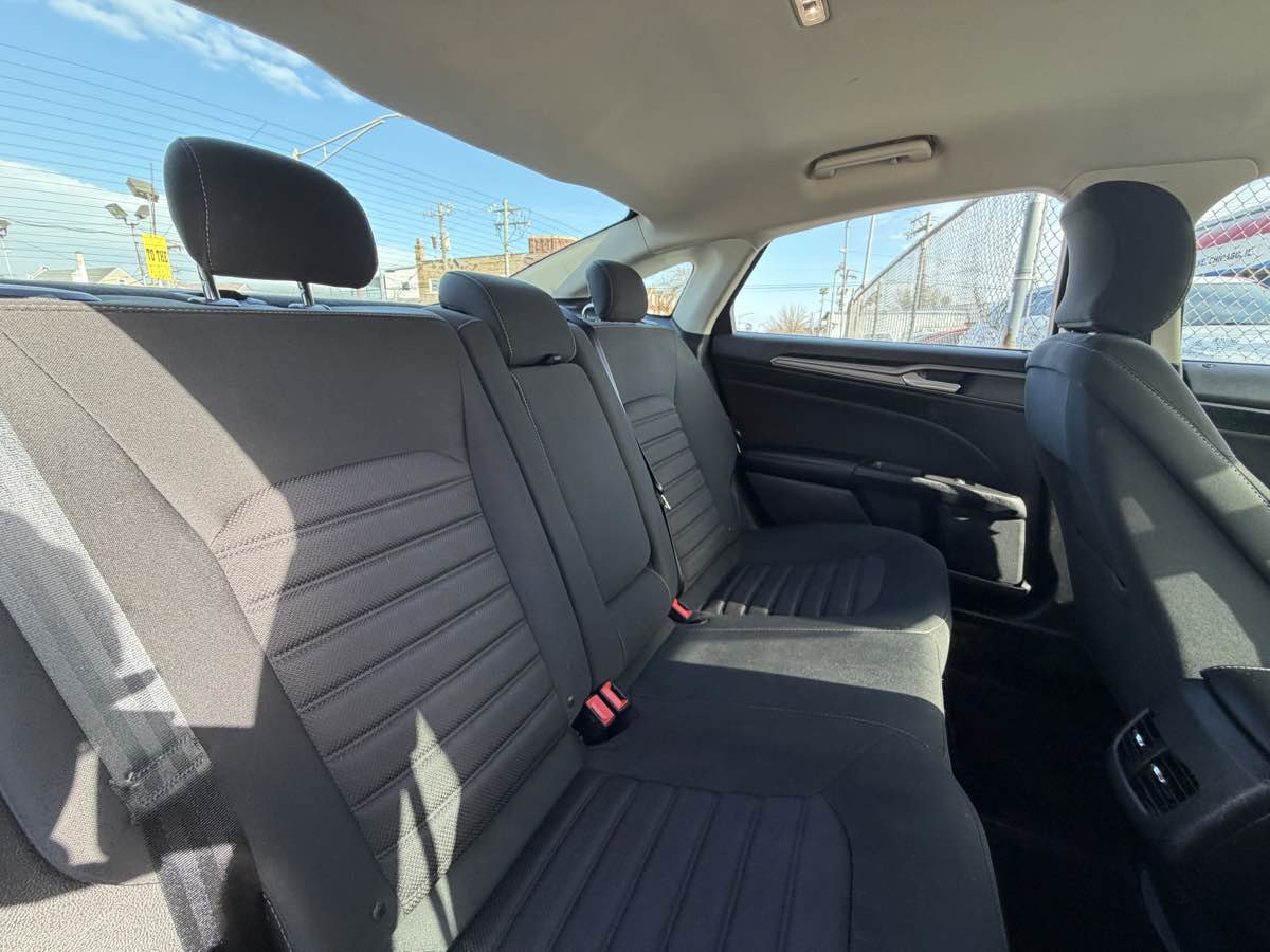 Used 2018 Ford Fusion SE w/ Fusion SE Technology Package image 28