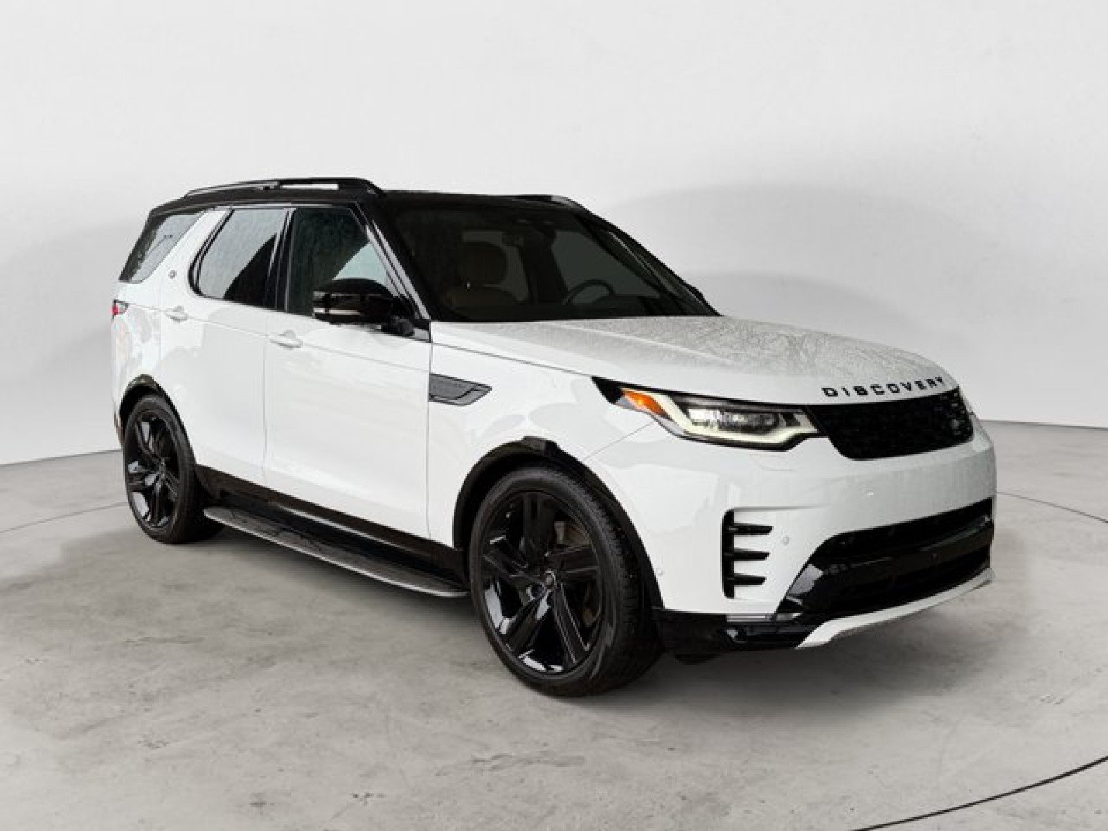 Certified 2025 Land Rover Discovery Dynamic SE AWD/4WD image 2