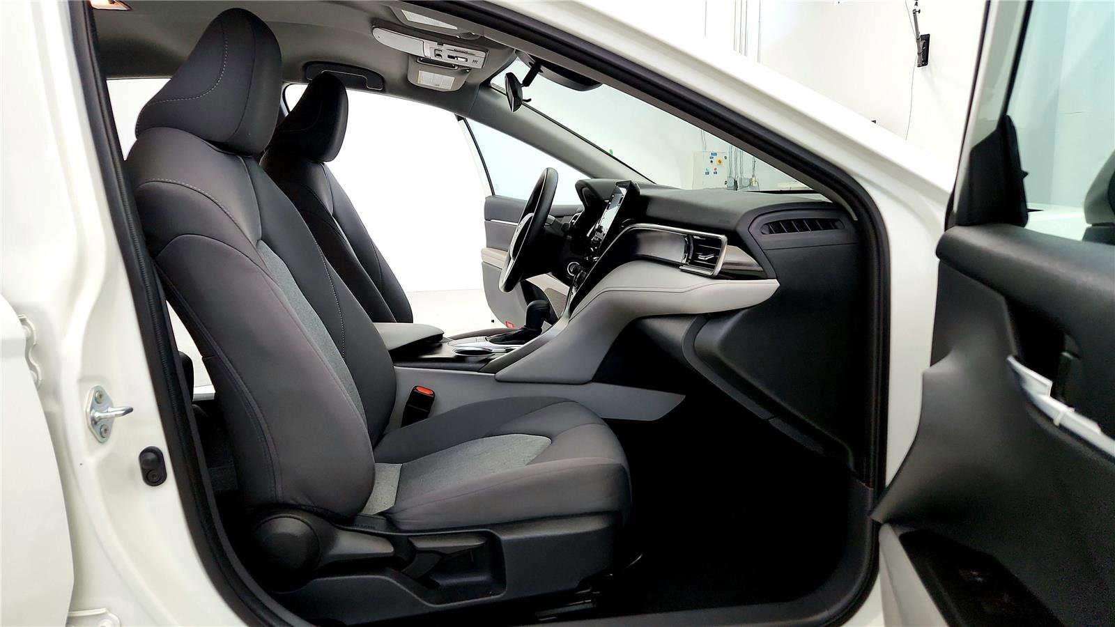Used 2022 Toyota Camry LE w/ Carpet Mat Package (TMS) image 17