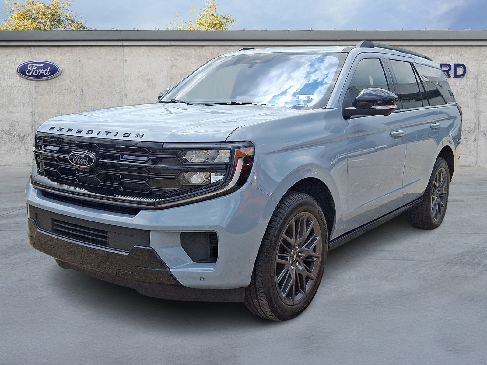 Used 2025 Ford Expedition Platinum w/ Stealth Performance Package AWD/4WD image 3