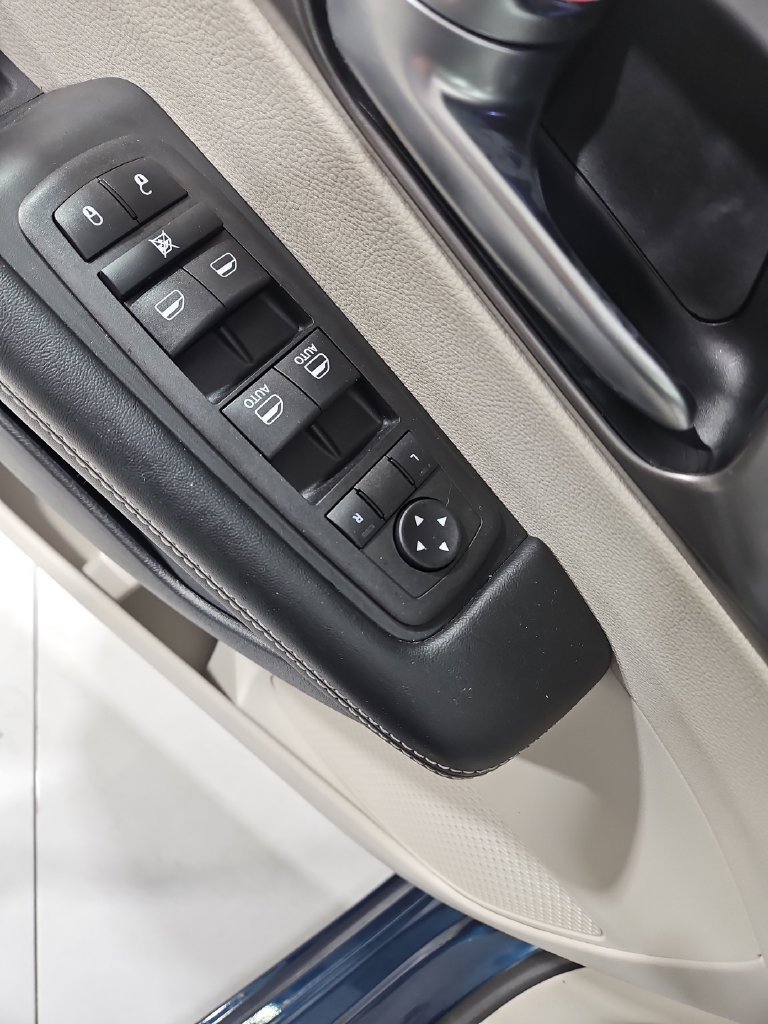 Used 2023 Chrysler Pacifica Touring-L AWD/4WD image 12