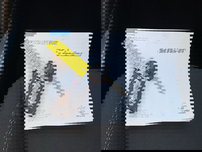 Used 2017 Hyundai Veloster Value Edition image 27