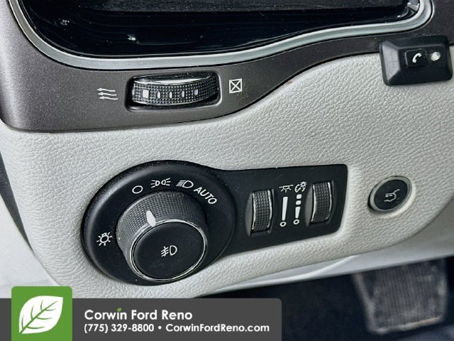 Used 2019 Jeep Cherokee Overland w/ Technology Group AWD/4WD image 13