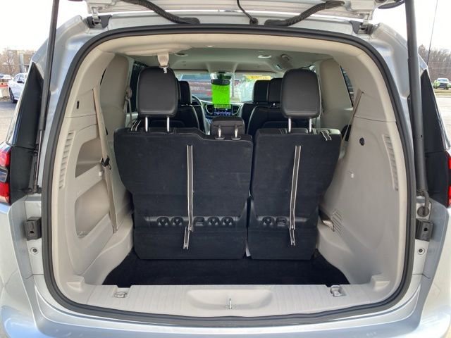 Used 2024 Chrysler Pacifica Touring-L FWD image 5