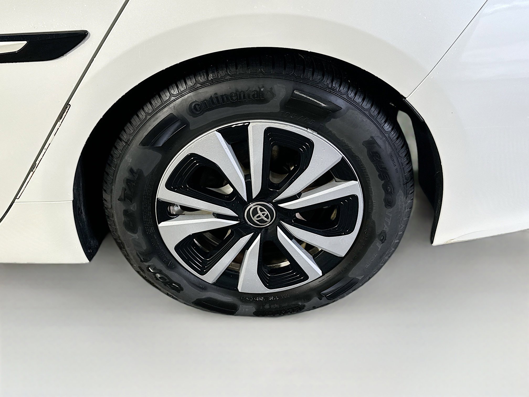 Used 2018 Toyota Prius Prime Premium FWD image 11