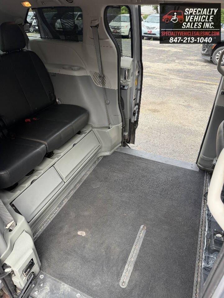 Used 2014 Toyota Sienna SE FWD image 17