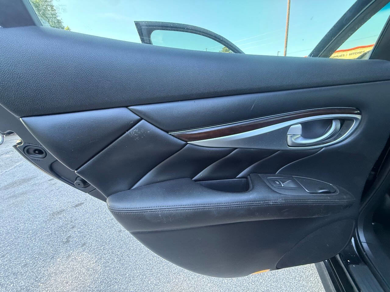 Used 2017 INFINITI Q70 3.7 RWD image 18