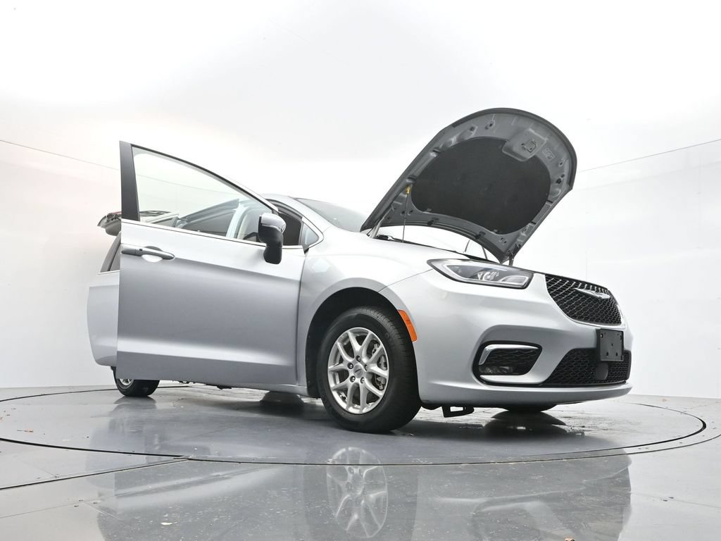Used 2023 Chrysler Pacifica Touring-L FWD image 34