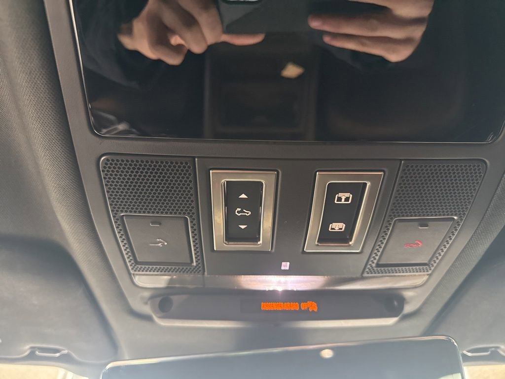 Used 2024 Land Rover Defender 110 SE image 19