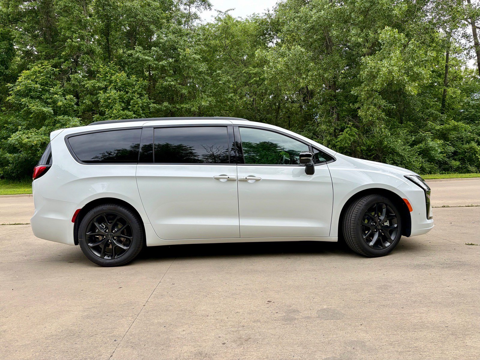 New 2027 Chrysler Pacifica Limited FWD image 8