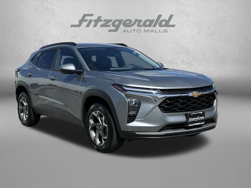 Used 2025 Chevrolet Trax LT FWD image 1