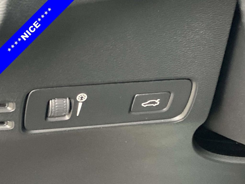 Used 2021 Volvo XC40 T4 R-Design w/ Advanced Package image 25