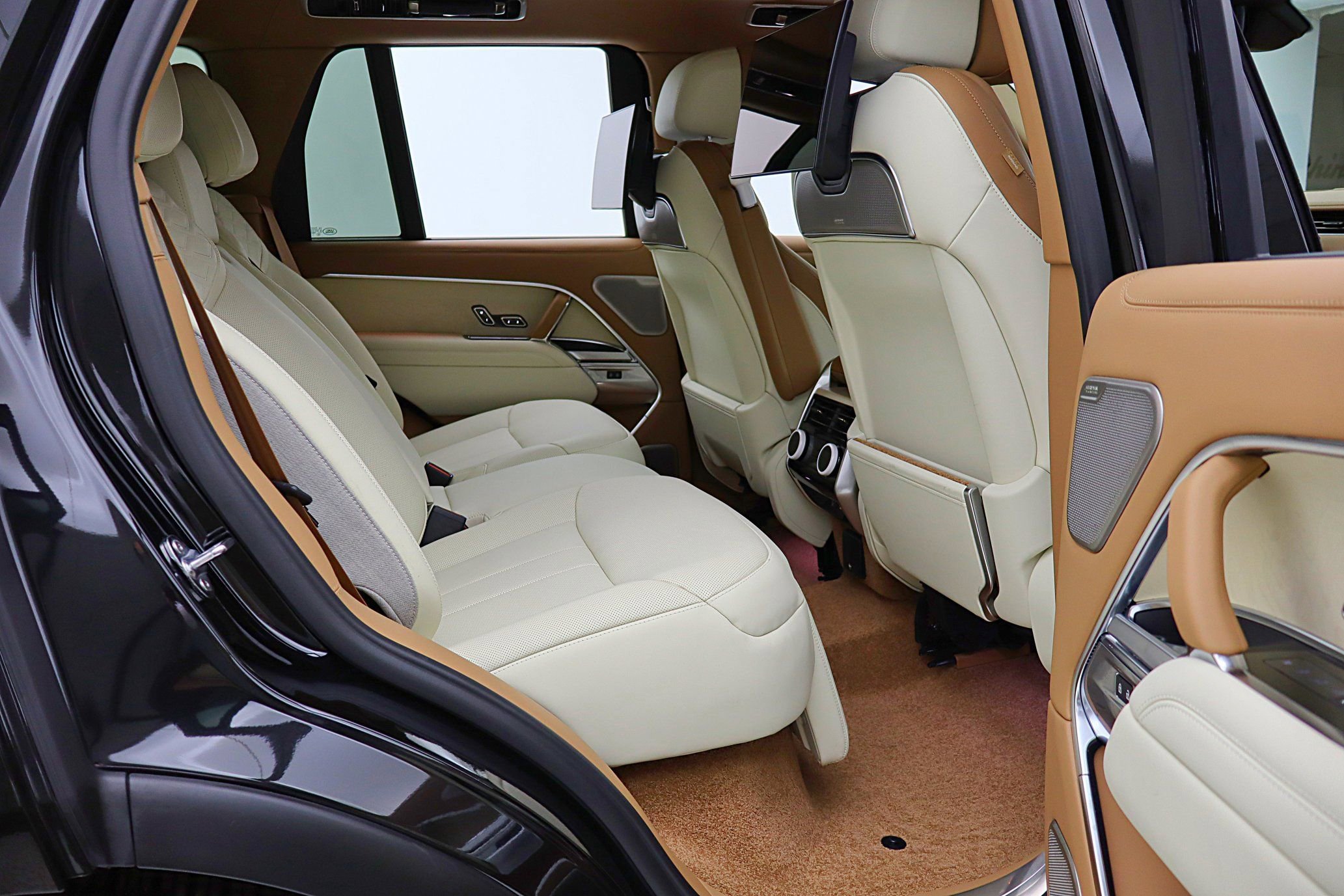 Used 2024 Land Rover Range Rover SV AWD/4WD image 32