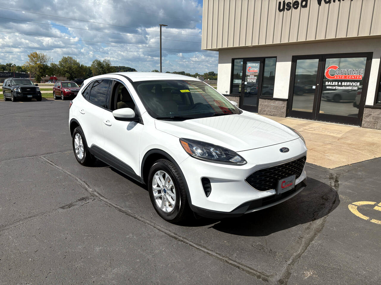 Used 2020 Ford Escape SE image 2