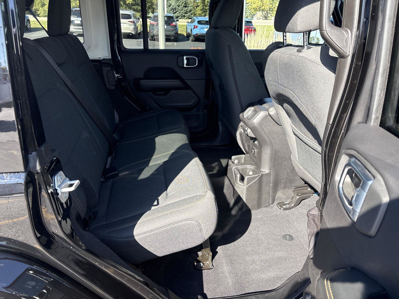 Used 2026 Jeep Wrangler Unlimited Sahara AWD/4WD image 12