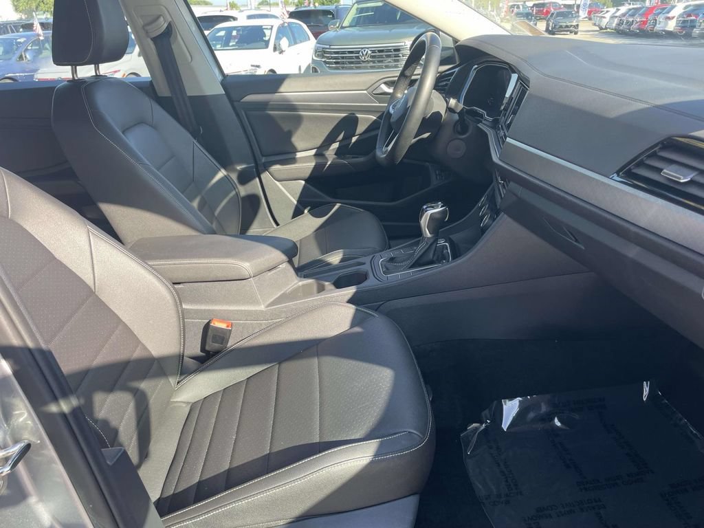 Used 2024 Volkswagen Jetta SE FWD image 11