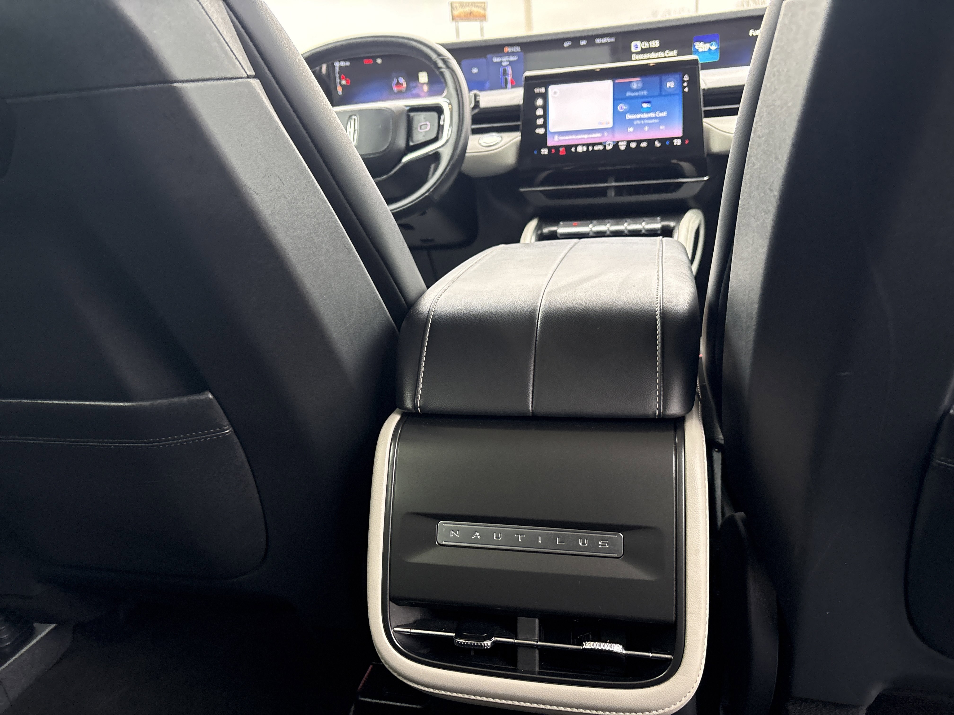 Used 2024 Lincoln Nautilus Premier AWD/4WD image 10