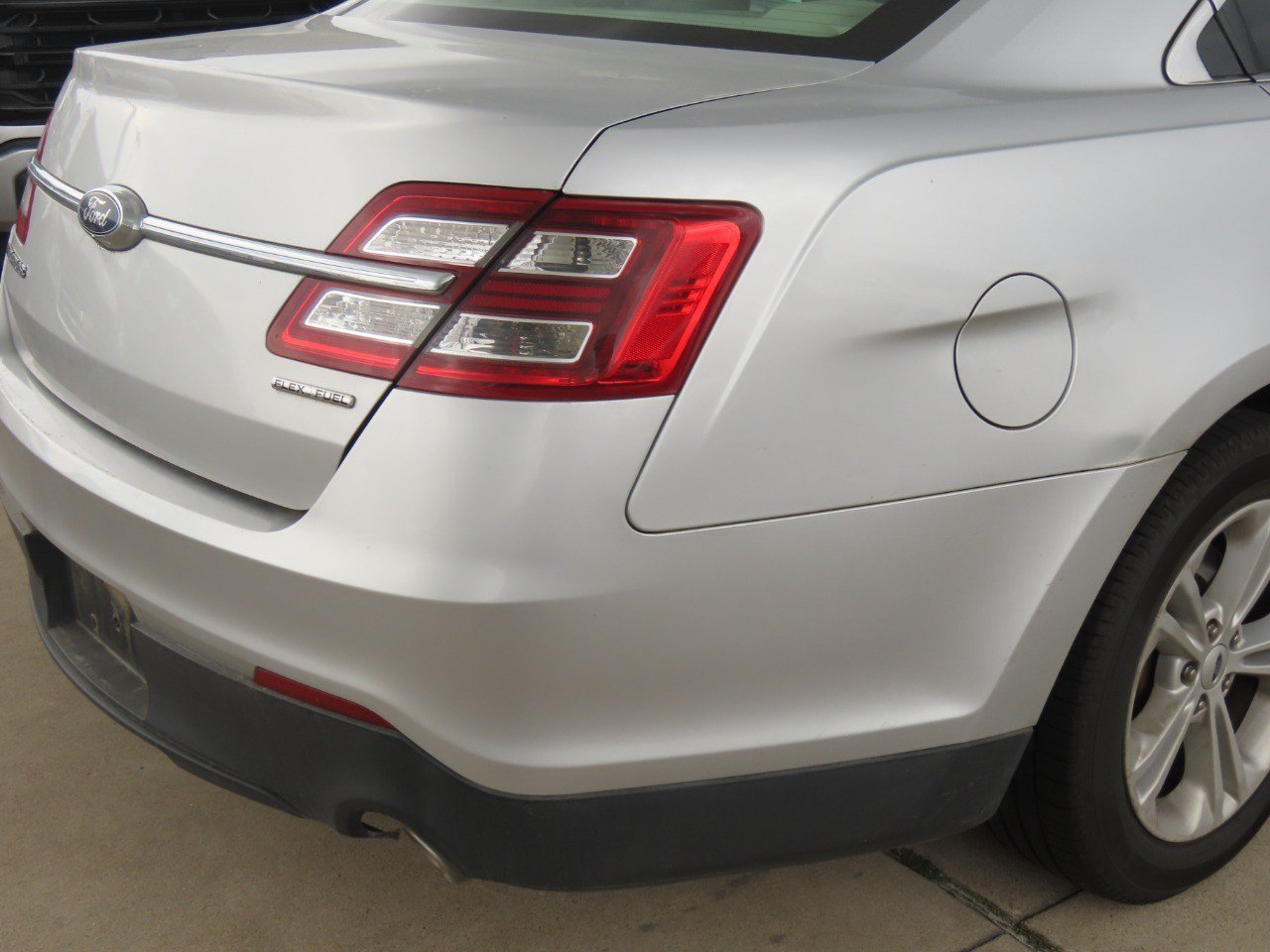 Used 2017 Ford Taurus SE FWD image 12